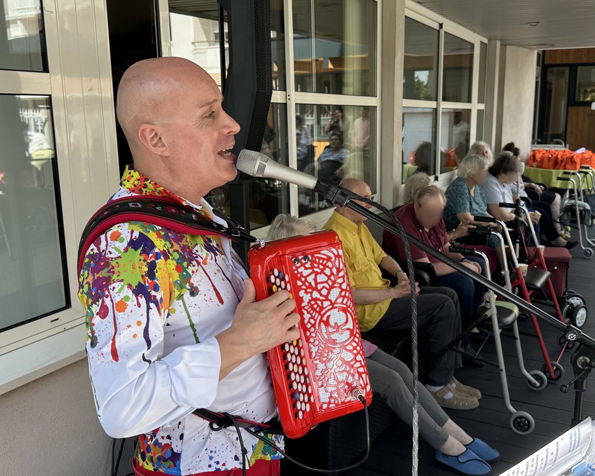 instituthds's tweet image. Ce vendredi 25 juillet, la Résidence La Méridienne à @villeneuve_92 a vibré au rythme de la campagne #SourireDEté. Plus de 90 seniors ont profité d&apos;un après-midi musical, animé par les mélodies d&apos;un accordéon, et ont eu la joie de recevoir des Kits Sourire d&apos;Eté.

Pour en savoir…
