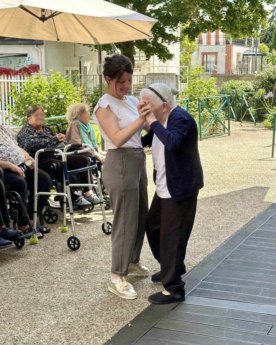 instituthds's tweet image. Ce vendredi 25 juillet, la Résidence La Méridienne à @villeneuve_92 a vibré au rythme de la campagne #SourireDEté. Plus de 90 seniors ont profité d&apos;un après-midi musical, animé par les mélodies d&apos;un accordéon, et ont eu la joie de recevoir des Kits Sourire d&apos;Eté.

Pour en savoir…