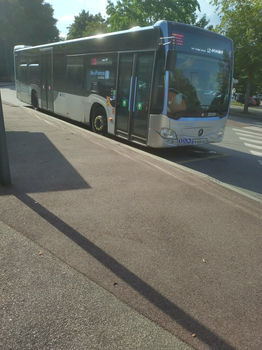 Marento78's tweet image. Alors que nous sommes au beau milieu de l'été, avec une offre allégée, depuis quelques jours circulent sur les lignes 6241 et 6243 des bus standards (12m) au lieu des midibus habituels (9m)
Le choix est plutôt curieux compte-tenu des routes étroites empruntées par les 2 lignes 🤔