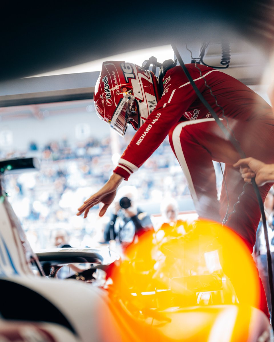 ScuderiaFerrari's tweet photo. Under the lights of the garage ✨ https://t.co/8v8BoRicwE