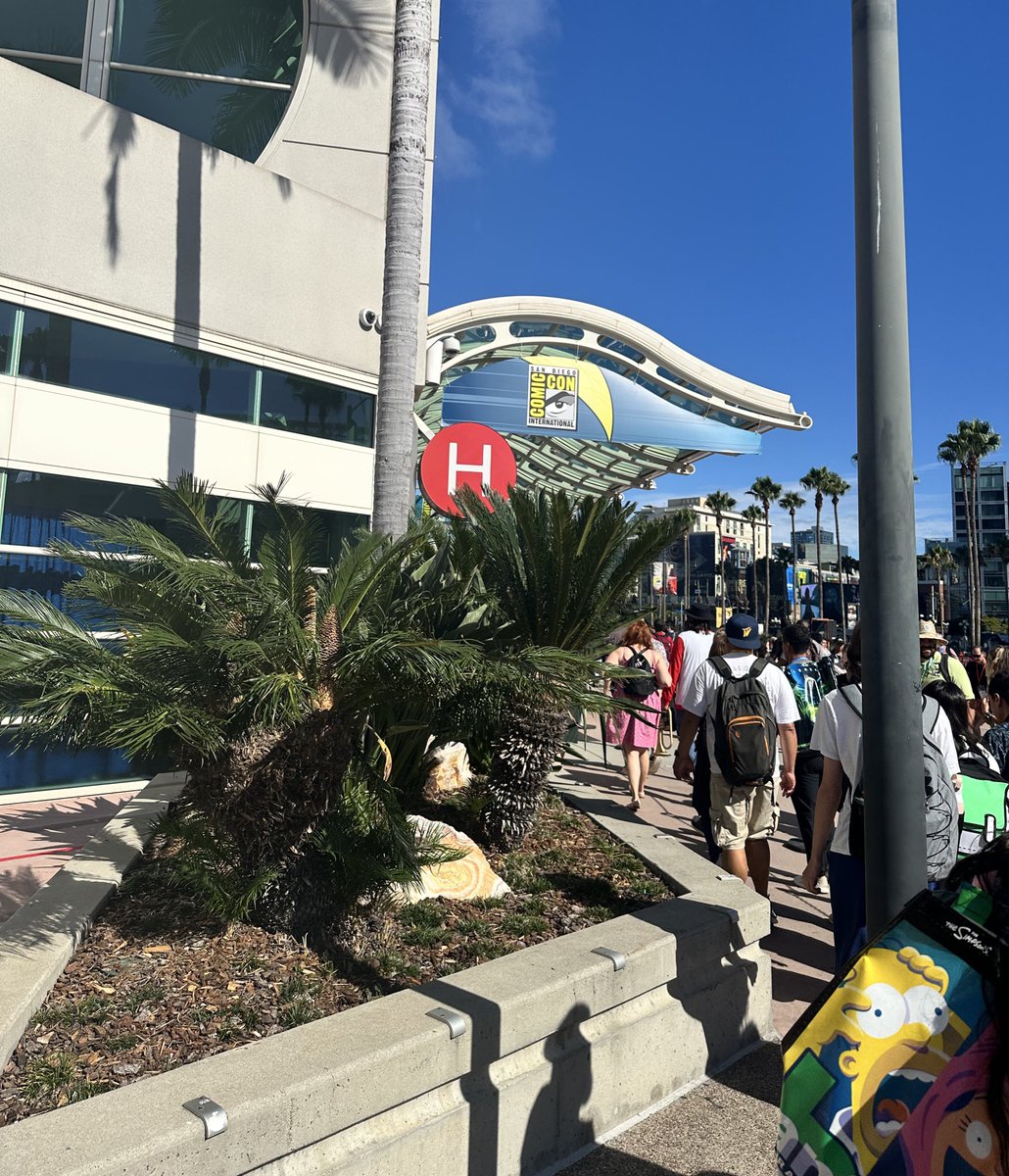 YlkatDelta's tweet image. Another fun filled day in San Diego. 1st up… #HallH #SDCC2025 #LFG @joifull1st @Erica29405 🎬🎭🙌🏾😏
