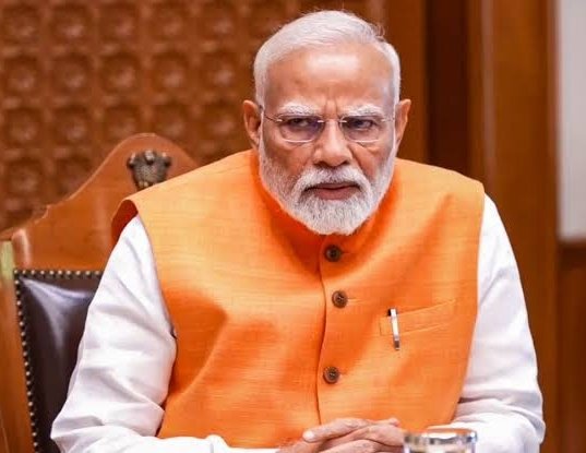 Priyaa_Purohit's tweet image. Who is a "COWARDLY" leader ?
A - Rahul Gandhi
B - Narendra Modi