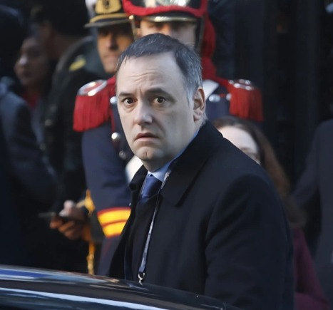 BancoAKici's tweet image. El ridículo de Adorni puso un contador (?) de la supuesta deuda que tiene la Provincia de Buenos Aires con la Nación. Justo ellos que le robaron a los bonaerenses 6,3 BILLONES DE PESOS. Dejá de decir boludeces Adorni, ponete a laburar por una vez en tu vida.