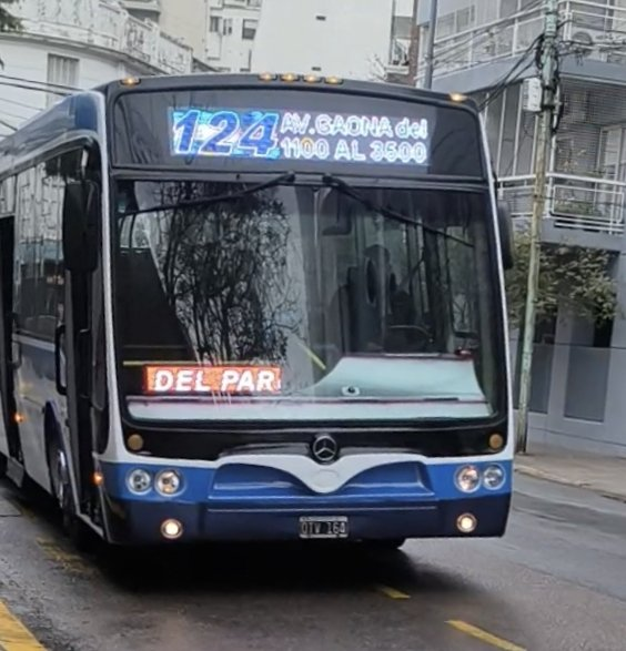 CiudadDeBondis's tweet photo. TAPANDO HUECOS
Con la salida de 10 coches de la #Linea124 tras reducir su flota de 60 a 50 unidades por la salida de un socio, llegan los refuerzos ex Línea 12 aunque con números de internos mas altos: acá vemos al 265 y 266 (este último salio hoy)
📸#AportesCDB https://t.co/E7IK3NDDQF