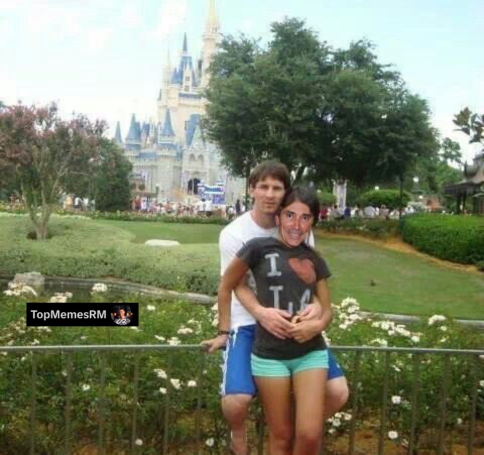 TrollFootballRM's tweet image. 🚨 IMAGEN DE LA HEMEROTECA 🚨
El @lobo_carrasco en el Walt Disney World Resort, con su Lionel Messi 😍