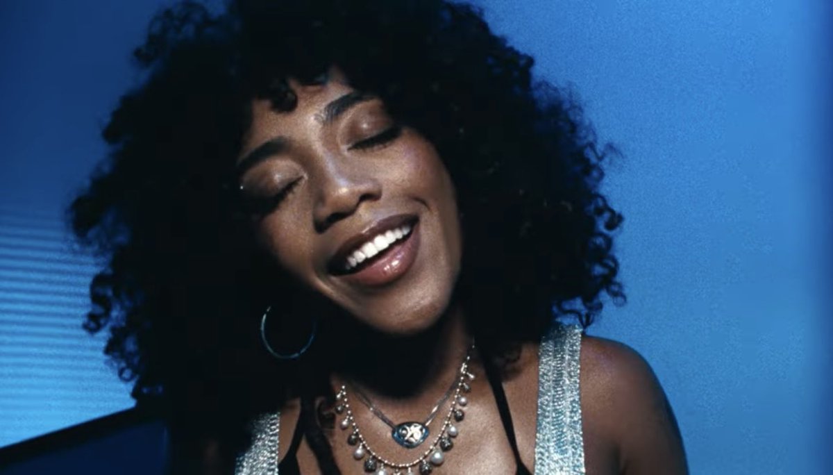 HipHopDEMOCRAT's tweet image. New on HHD: UMI Debuts Beautifully Touching New Video, SOMEWHERE NEW, Announces New Album, people stories thehiphopdemocrat.com/2025/07/25/umi… Hip Hop Democrat