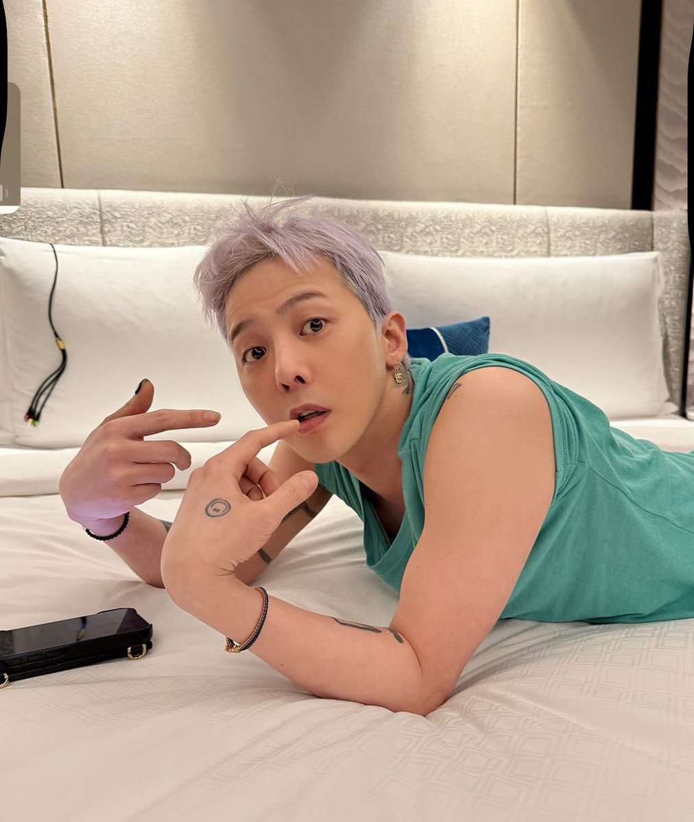 bunnyjiyong's tweet image. i go offline for a few hours and come back to jiyong being a slut what’s new