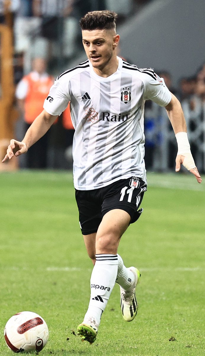 Ne yaptığını bilmeyen sahada sadece koşan ama neye koştuğu belli olmayan bir oyuncu izledik dün.Topla ilişkisi zayıftı karar mekanizması neredeyse tamamen felç olmuş gibiydi. Basit pasları bile yanlış tercihlerle harcadı. Hücuma katkısı sıfıra yakındı, savunma yardımında da yoktu