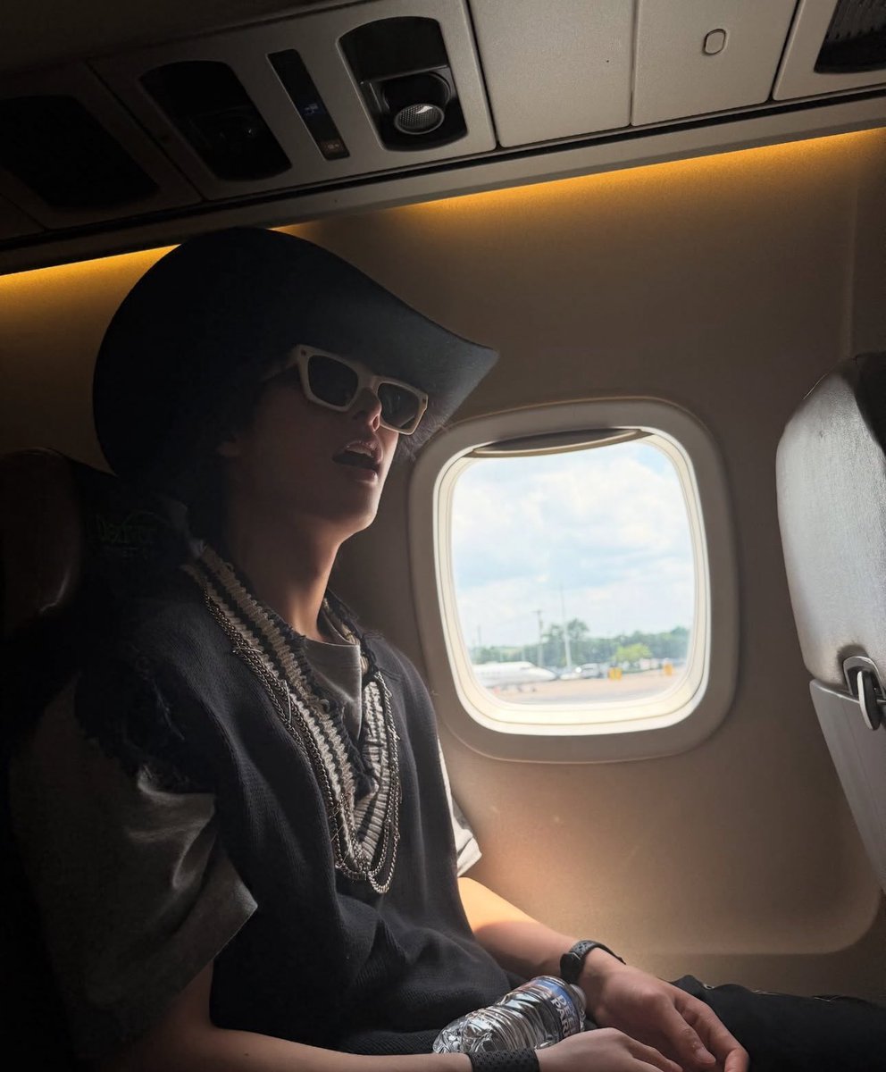 mingitxt's tweet image. mingi went on his flight with the cowboy hat on 😭😭😭 i know he never takes it off