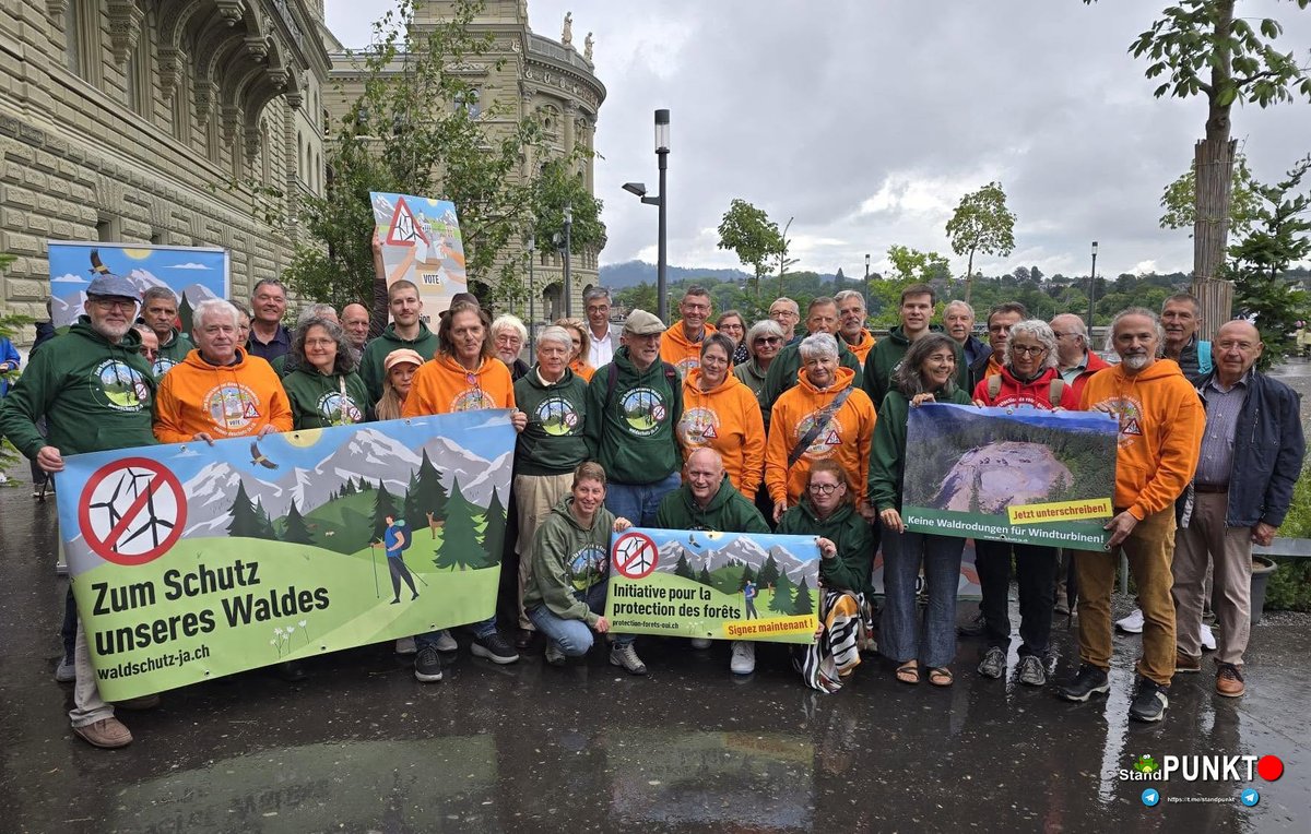 StandPunkt_News's tweet image. Für die Natur!

Über 100 Personen haben heute in Bern die Volksinitiativen zum Schutz des Waldes und der Gemeinden eingereicht.
Heute wurden in Bern gleich zwei wichtige Volksinitiativen offiziell eingereicht – mit grossem Rückhalt aus der Bevölkerung:
 • Über 108’000…