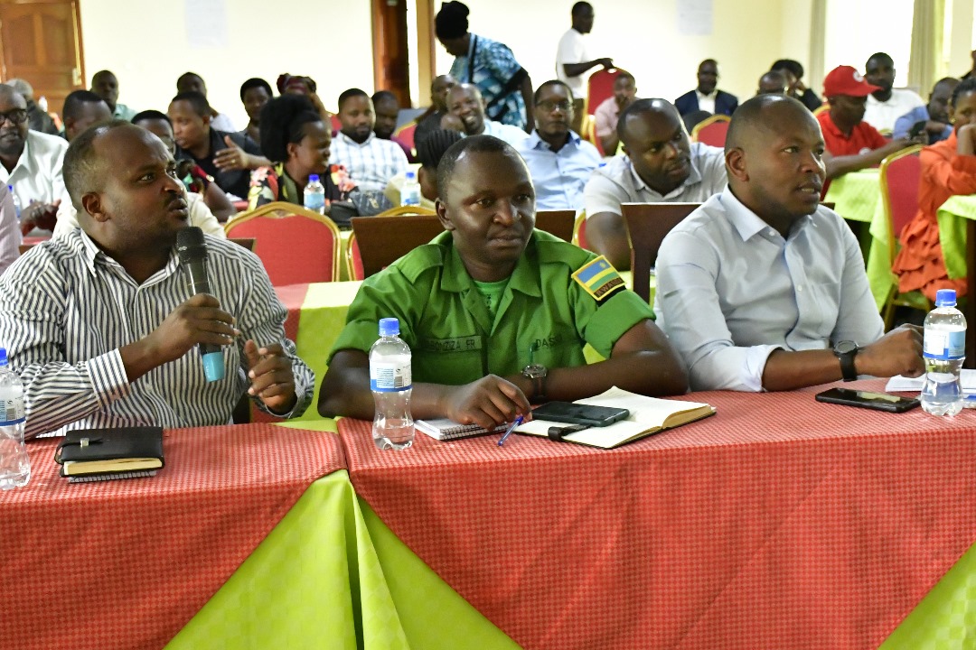 Ku bufatanye na <a href="/NARwanda/">Never Again Rwanda</a> habaye amahugurwa agamije guhugura no kuganira n'abayobozi b'inzego z'ibanze, iz'umutekano, amadini n'amatorero n'ibindi byiciro bihagarariye abaturage kuri gahunda y'imiyoborere igamije kwita ku marangamutima y'ababagana no kubatega amatwi.