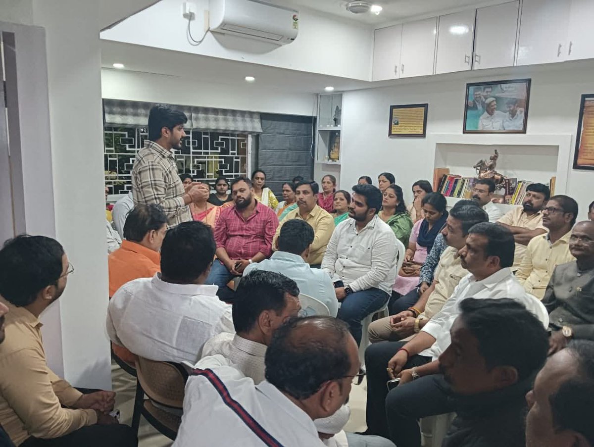 SidShirole's tweet image. केंद्रीय मंत्री आणि पुण्यनगरीचे खासदार मा. मुरलीधर अण्णा मोहळ यांच्या येत्या रविवारी होणाऱ्या जनता दरबार संदर्भातील महत्त्वाची कामकाजाची बैठक आपल्या जनसंपर्क कार्यालयात पार पडली.

या बैठकीत प्रमुख पदाधिकारी आणि कार्यकर्ते उपस्थित राहून आयोजनाची सविस्तर रूपरेषा ठरवण्यात आली.

जनता…