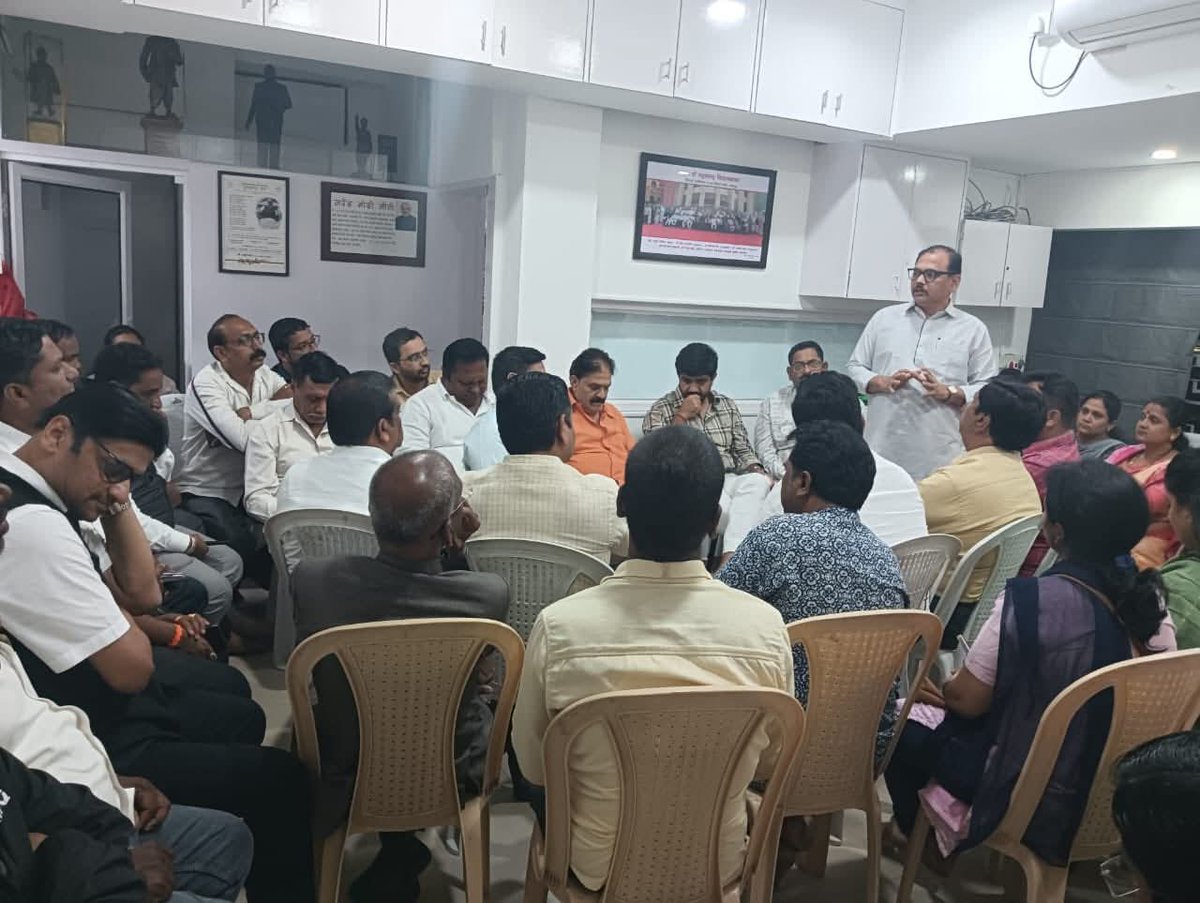SidShirole's tweet image. केंद्रीय मंत्री आणि पुण्यनगरीचे खासदार मा. मुरलीधर अण्णा मोहळ यांच्या येत्या रविवारी होणाऱ्या जनता दरबार संदर्भातील महत्त्वाची कामकाजाची बैठक आपल्या जनसंपर्क कार्यालयात पार पडली.

या बैठकीत प्रमुख पदाधिकारी आणि कार्यकर्ते उपस्थित राहून आयोजनाची सविस्तर रूपरेषा ठरवण्यात आली.

जनता…