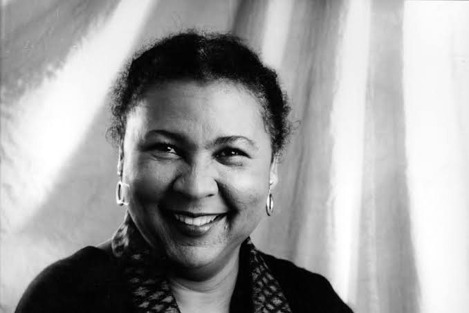 afrorevolt's tweet photo. O medo de ser vista como louca pode ser um fator importante que impede as mulheres negras de expressarem suas identidades mais radicais. 

- bell hooks https://t.co/fAaQLjgthb