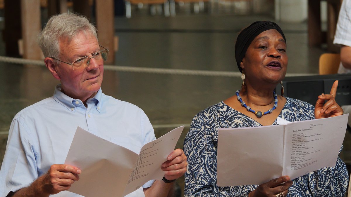 On Monday, we held the last of our summer Vocalise! singing workshops at @SouthwarkCathed. Singers of all levels who are living with dementia joined with their families and friends. We sang Abba, Elvis Presley and more - we hope that we can sing together again soon!