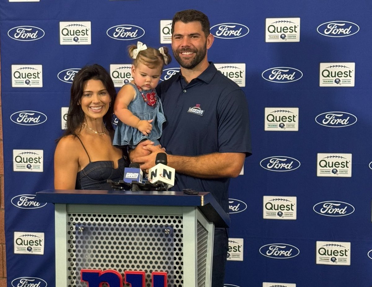 TheDougRush's tweet image. Former Giants offensive lineman Justin Pugh announces his retirement from the NFL at training camp today, ending an 11-year career.
Pugh had two stints with the Giants, the first of which started out with him as a first round pick of the team back in 2013 and played through…