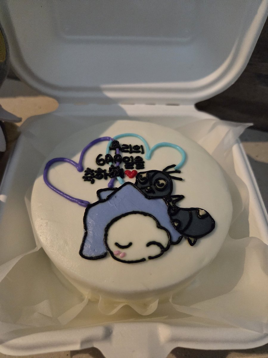 WhiteRoaHyaku's tweet image. 일주일 미룬 600일 기념 🥰🤍
내가 준비한 600일 기념 케이크+굿즈
버플이가 준비한 600일 기념 글레샤 피규어(ㅜㅋㅋㅋㅋㅋㅋㅋ)