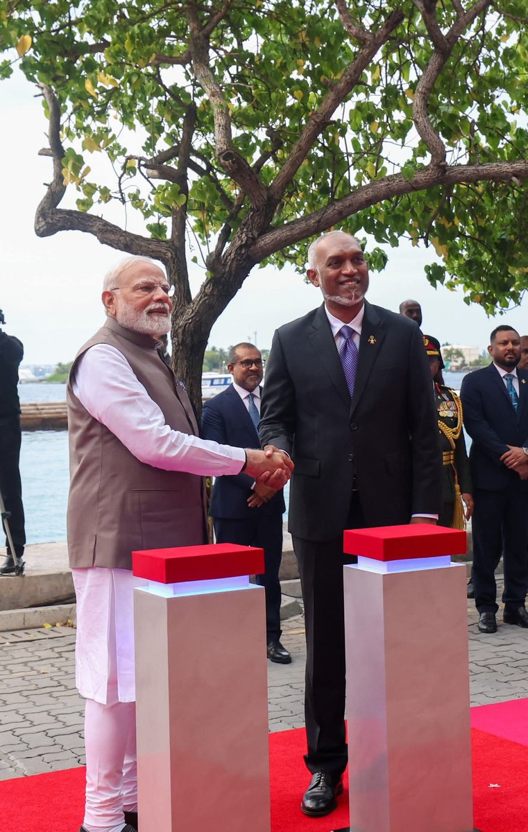 साला मुझे तो इस बात का दुःख हो रहा है।
मेरा मालदीव का ट्रिप कैंसल करना पड़ा था साहाब के भक्ति  मे...

और
 साहब खुद आज वहा पहुंच गए 
जीते जी माफ़ नही करूंगा... 😢