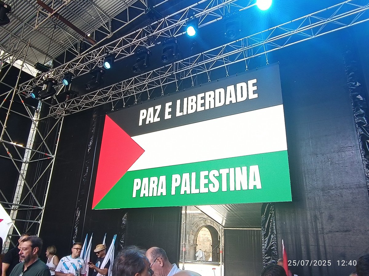 Y con el latido de sus luchas vivas, contra el extractivismo minero, contra la bomba ambiental de ALTRI, por unas renovables al servicio del territorio y del pueblo, por el derecho de ser y hablar galego, por la solidaridad internacional con Palestina, por la paz y el desarme...