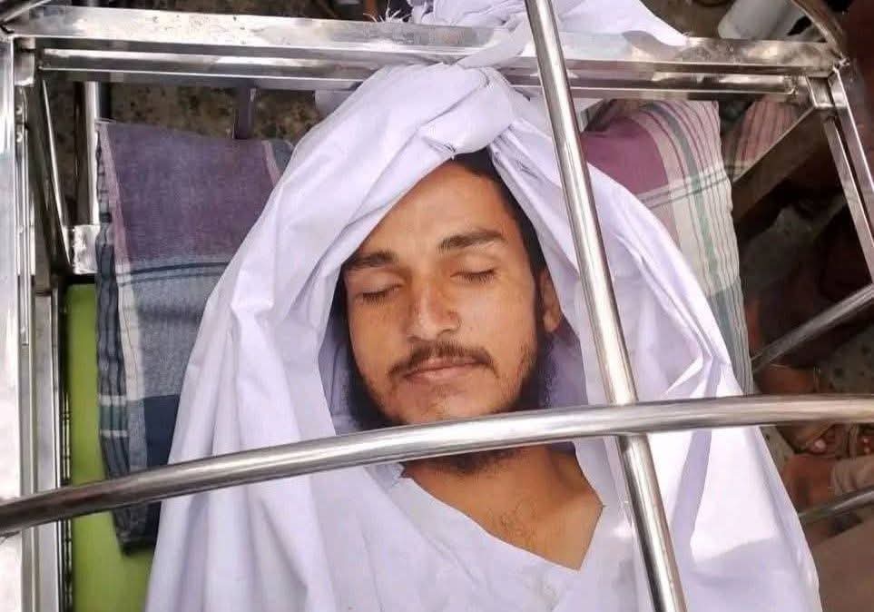 MSamiUllah_786's tweet image. مانسہرہ پولیس مقابلے میں مارا جانے والا ننھے بچے کا قاتل
اصل حقائق سامنے لائے جائیں عوامی مطالبہ
پوری تحقیقات ہونی چاہیے اس کے پیچھے جو اصل حقائق ہیں وہ سامنے لائے جائیں سننے میں ا رہا ہے کہ بچے کا پیٹ بھی پھٹا ہوا تھا اور اس میں گردے بھی نہیں تھے