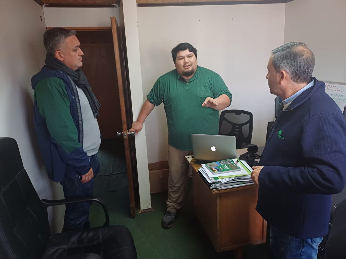 conaf_ohiggins's tweet image. Director ejecutivo, Rodrigo Illesca, destacó la importancia de estar en terreno y en sintonia con las inquietudes de los y las trabajadoras de #CONAF, durante su visita a Cardenal Caro. "Hemos sostenido un diálogo fraterno y constructivo" junto al director regional Oscar Galdames