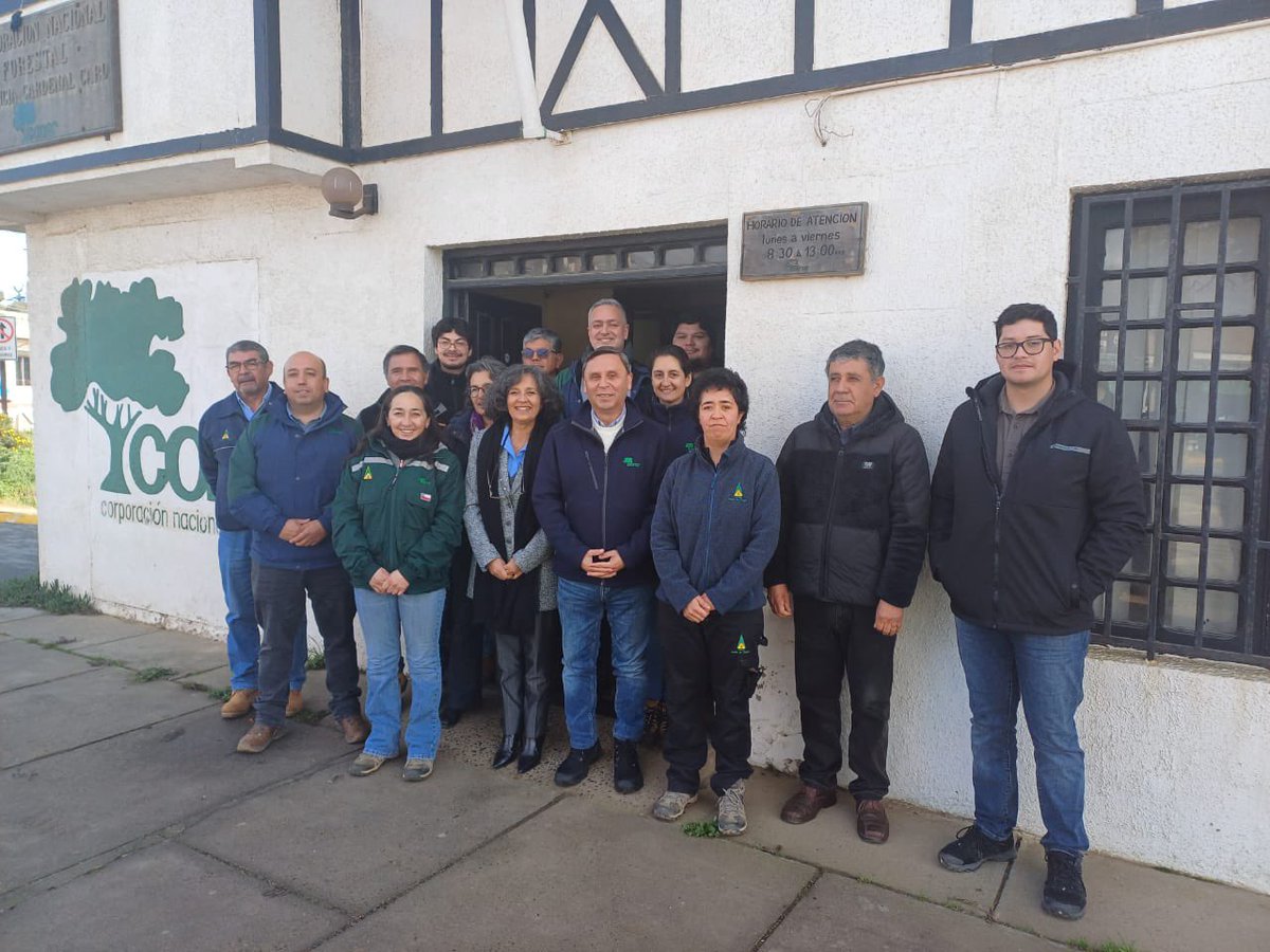 conaf_ohiggins's tweet image. Director ejecutivo, Rodrigo Illesca, destacó la importancia de estar en terreno y en sintonia con las inquietudes de los y las trabajadoras de #CONAF, durante su visita a Cardenal Caro. "Hemos sostenido un diálogo fraterno y constructivo" junto al director regional Oscar Galdames