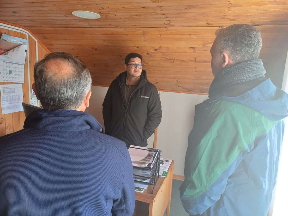 conaf_ohiggins's tweet image. Director ejecutivo, Rodrigo Illesca, destacó la importancia de estar en terreno y en sintonia con las inquietudes de los y las trabajadoras de #CONAF, durante su visita a Cardenal Caro. "Hemos sostenido un diálogo fraterno y constructivo" junto al director regional Oscar Galdames