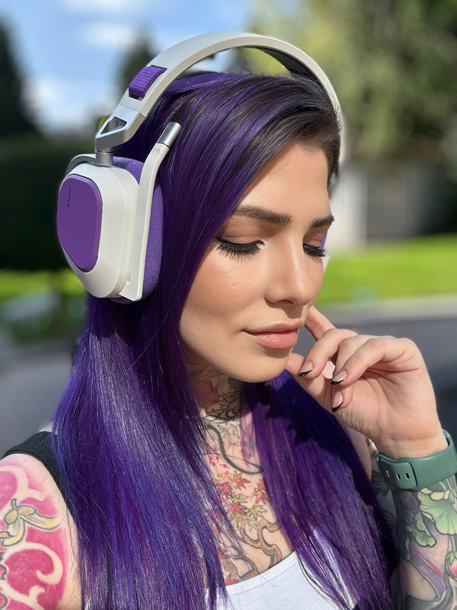 NerdyNetty's tweet image. I think @CORSAIR made these specifically for me 💜
🎧 HS80 Corsair Custom Lab Edition