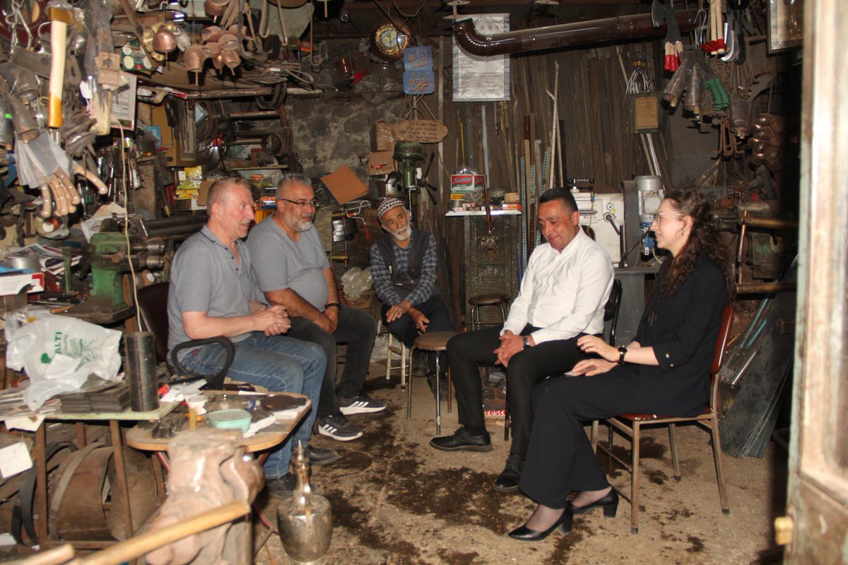 📍 Türkiye Ahi Babası’na Ziyaret

Kaymakamımız Sayın Ceyda Durmaz, Mudurnu Belediye Başkanı Sn. Doğan Onurlu ve İlçe Emniyet Müdür Vekili Burhan Baran ile birlikte, 2024 yılı Türkiye Ahi Babası olarak seçilen demirci esnafı İsmail Atlı'yı iş yerinde ziyaret etti.