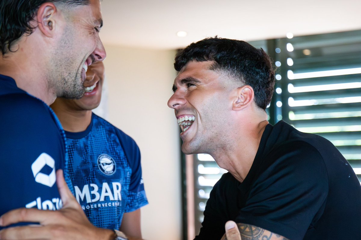 Alaves's tweet image. Cuando te reencuentras con los tuyos 💙

#NuestraGente #Stage25
#GoazenGlorioso