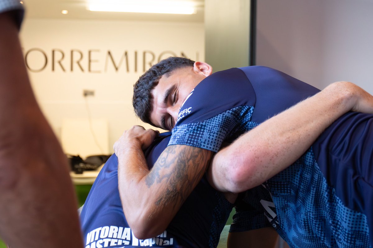 Alaves's tweet image. Cuando te reencuentras con los tuyos 💙

#NuestraGente #Stage25
#GoazenGlorioso