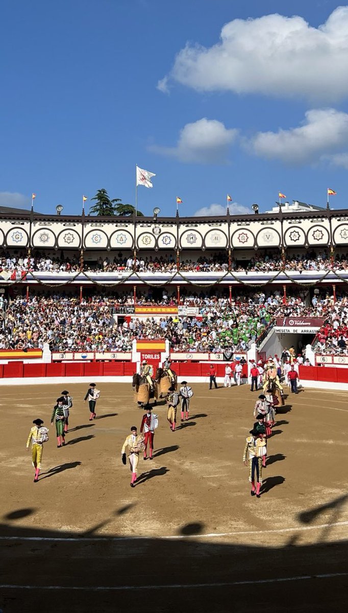 Paseíllo No Hay Billetes en Santander. De traje pistacho y oro <a href="/RocaRey/">Andrés Roca Rey</a> 
🕰️ 18:30h 🇪🇸 - 11:30 am 🇵🇪 - 10:30 am 🇲🇽
📅 V 25-07-25
🗡️ <a href="/MJElCid/">Manuel Jesús  Cid</a> 
🗡️ <a href="/RocaRey/">Andrés Roca Rey</a>
🗡️ #Jarocho
🐂 <a href="/victorinotoros/">Victorino Martin</a>
📸 <a href="/casado_martin/">Pedro Casado Martín</a>