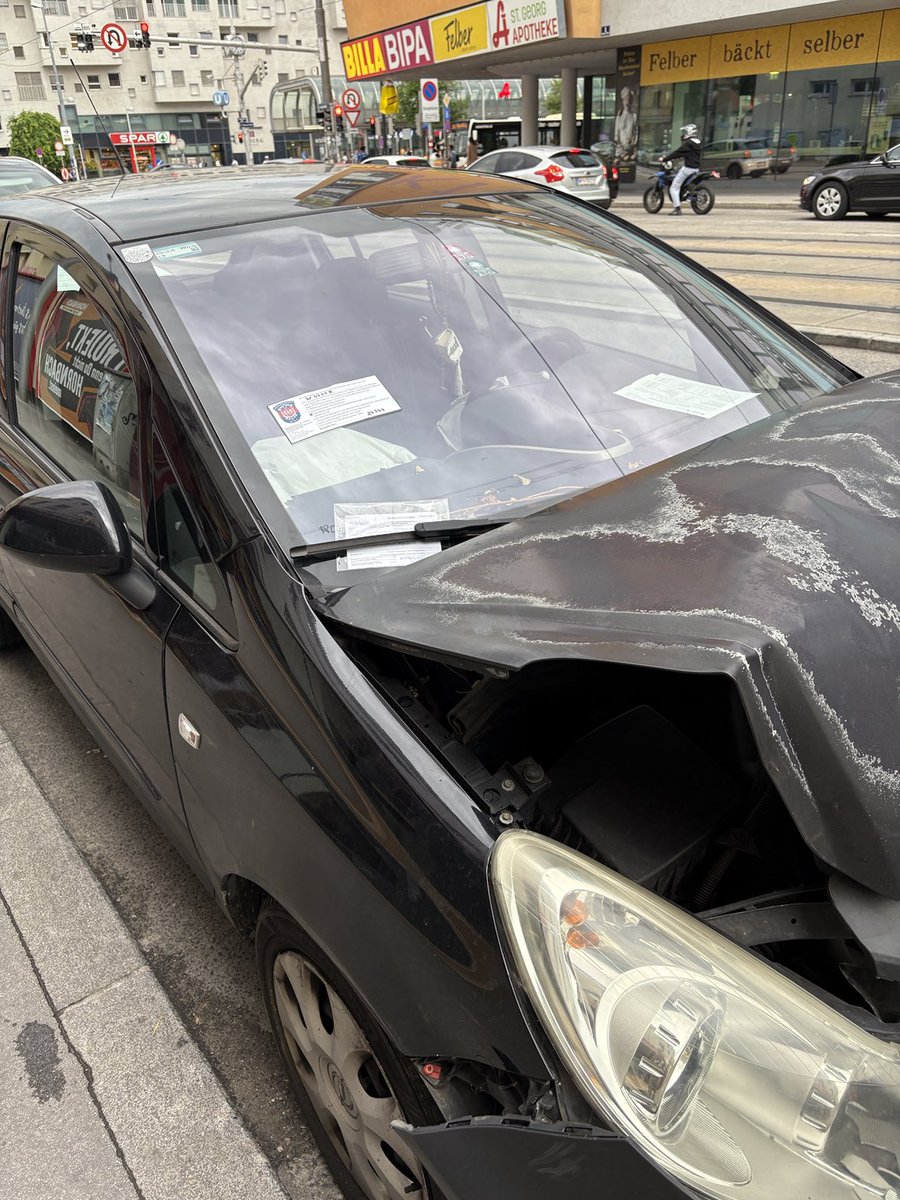 Totalschaden mit beiden Airbags aktiviert und dann ein Ticket für Parken ohne Parkschein. Wien ist anders. 🙈