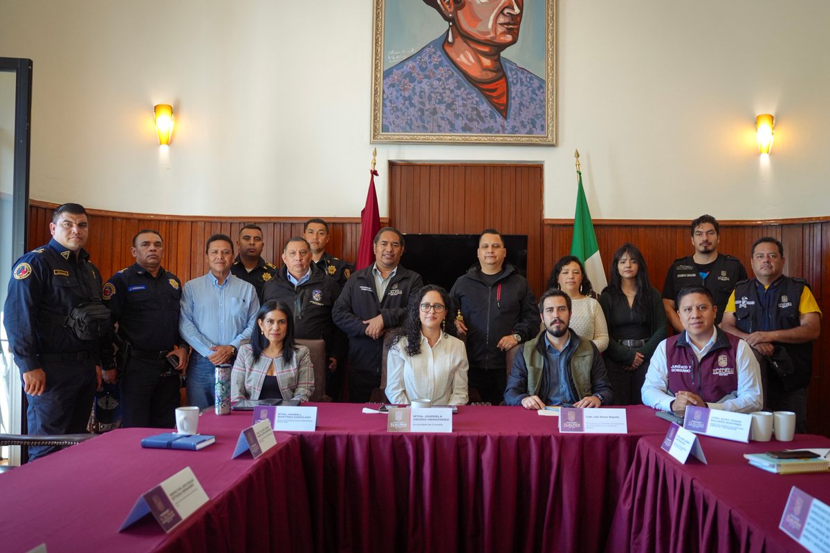 Alcaldía Tlalpan (@tlalpanal) on Twitter photo Hoy nuestra alcaldesa, <a href="/Gabyosoriohdz/">Gaby Osorio</a> , presentó en el Gabinete de Seguridad y Construcción de la Paz al nuevo titular de la Comisión de Búsqueda de Personas en la CDMX, Luis Gómez Negrete.
Con esta acción, reafirmamos nuestro compromiso de construir paz en Tlalpan con trabajo Hoy nuestra alcaldesa, <a href="/Gabyosoriohdz/">Gaby Osorio</a> , presentó en el Gabinete de Seguridad y Construcción de la Paz al nuevo titular de la Comisión de Búsqueda de Personas en la CDMX, Luis Gómez Negrete.
Con esta acción, reafirmamos nuestro compromiso de construir paz en Tlalpan con trabajo