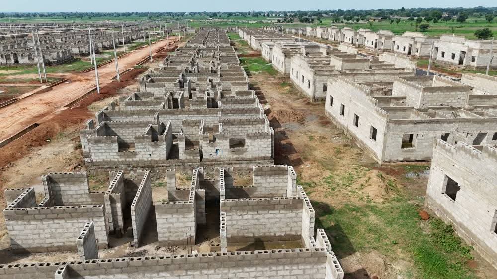 DivinelyAided's tweet image. Ongoing construction of the 2000-unit Renewed Hope Estate and City Project in Kano State. The Minister of Housing, Ahmed Dangiwa, today inspected the progress made on the housing project.
The housing project was flagged off by President Tinubu in 2024 and consists of two parts:…