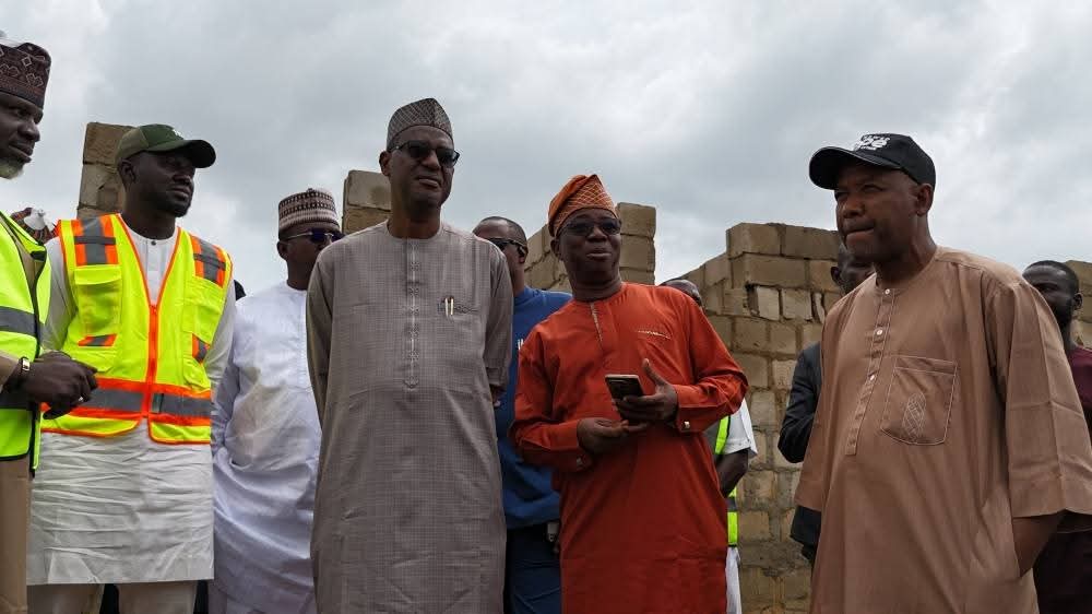 DivinelyAided's tweet image. Ongoing construction of the 2000-unit Renewed Hope Estate and City Project in Kano State. The Minister of Housing, Ahmed Dangiwa, today inspected the progress made on the housing project.
The housing project was flagged off by President Tinubu in 2024 and consists of two parts:…