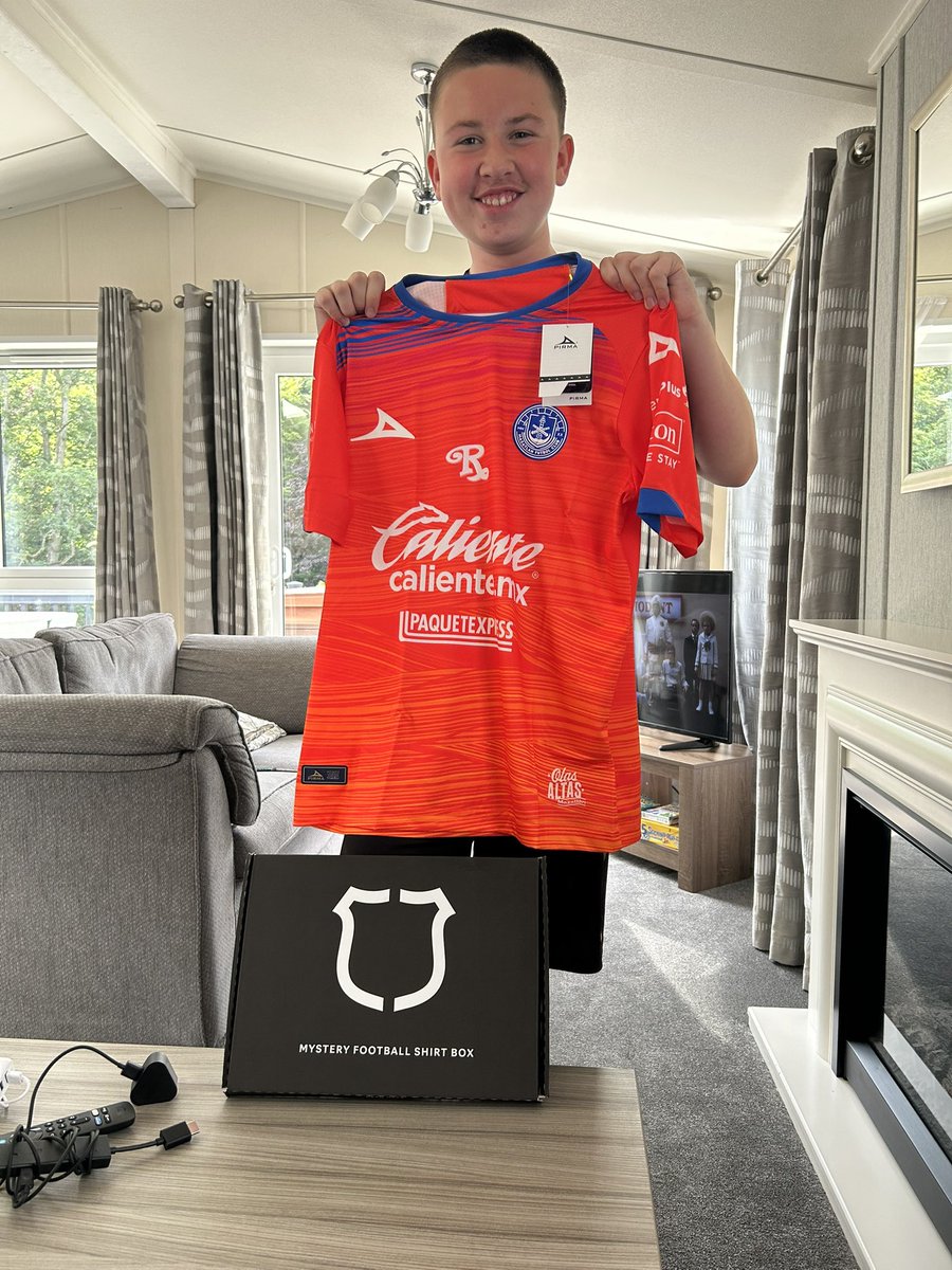 pabs_101's tweet photo. @mysteryfootball thank you! I have one very happy boy https://t.co/Oex2hSw5Oz