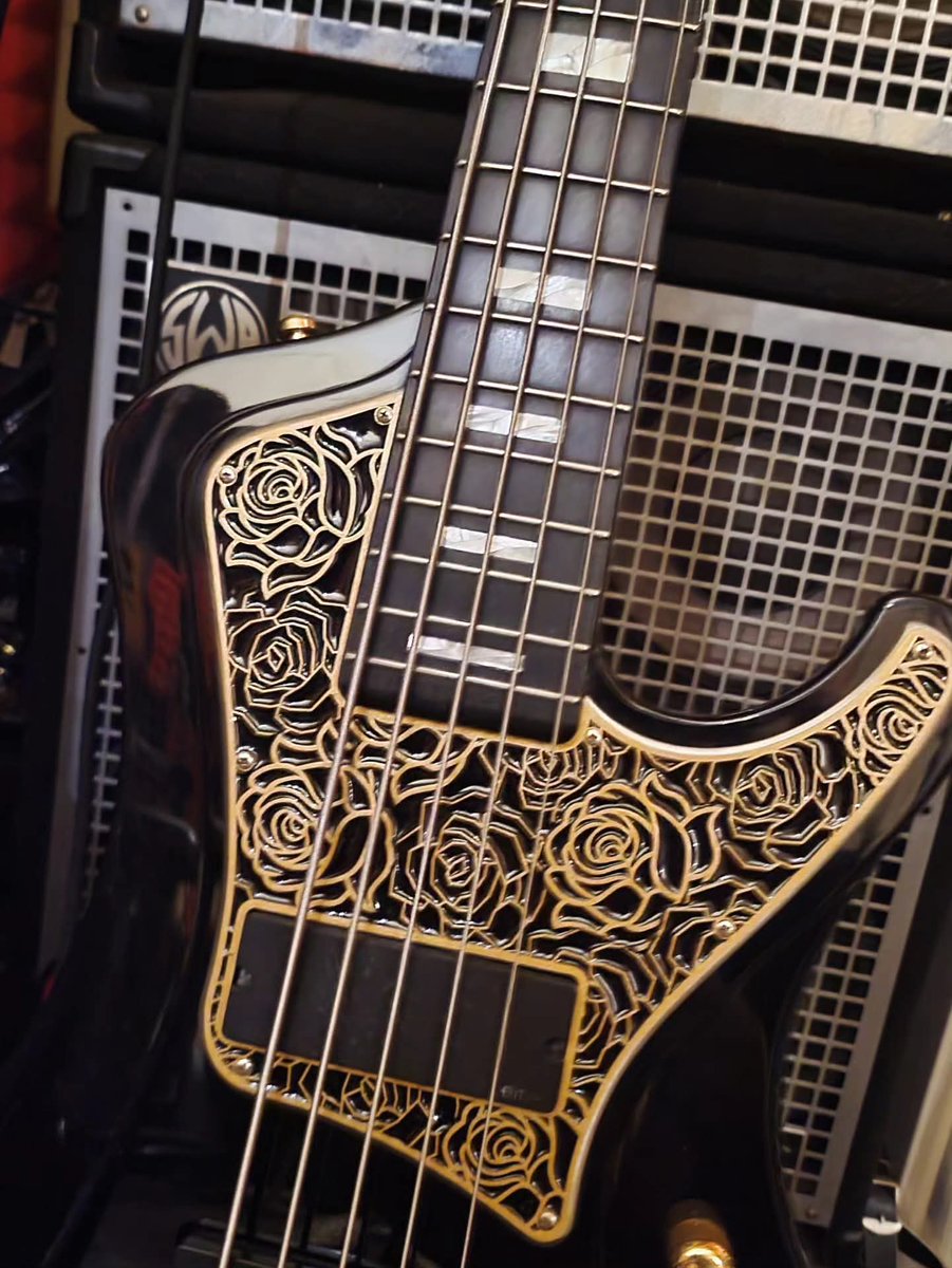 GJskull's tweet image. 新pickguard製作完成，注入全新力量，燃燒吧，搖滾起來！

The new pickguard is complete, infused with fresh energy—let’s rock on!
@psychoskullhk
@alperiouspickguard
#esp #bass #pickguard