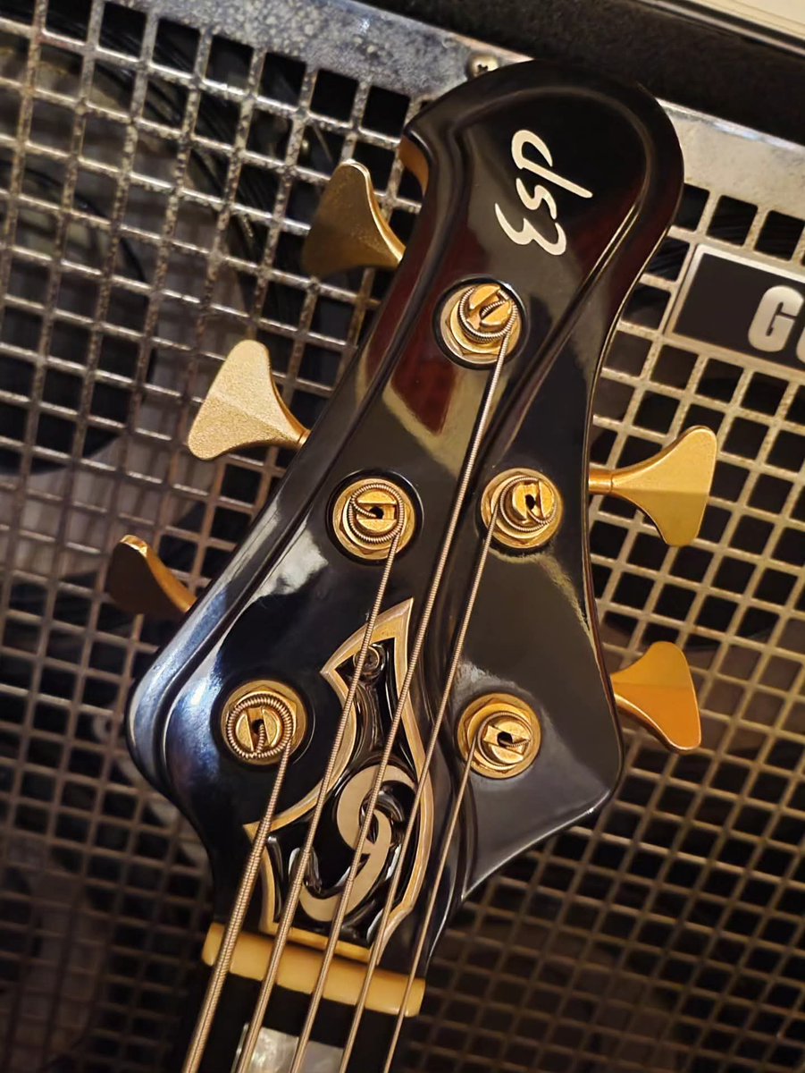 GJskull's tweet image. 新pickguard製作完成，注入全新力量，燃燒吧，搖滾起來！

The new pickguard is complete, infused with fresh energy—let’s rock on!
@psychoskullhk
@alperiouspickguard
#esp #bass #pickguard