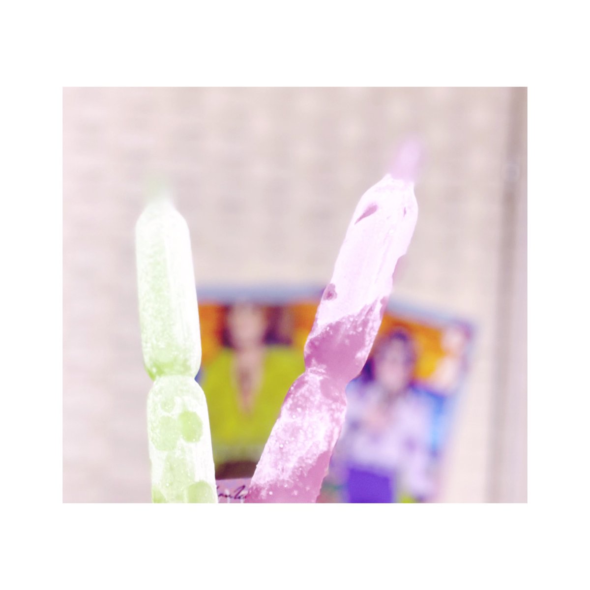 tekit0un's tweet image. 人の家でカップリング写真撮影した
(⁉️)

本もあった方がいいよ！って入れてくれた(？？？)