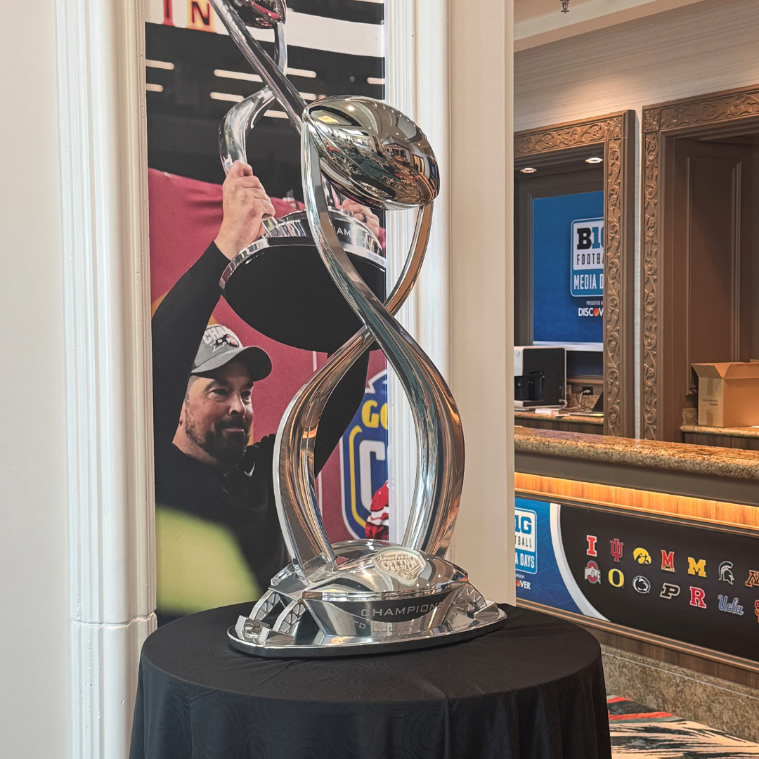 CottonBowlGame's tweet image. B1G Talk in Vegas 🏈
Our favorite #GoodyearCottonBowl Classic trophy made the trip to the 702 for this year's @B1GFootball Media Days!
#B1GMediaDays | #LikeNoOther
