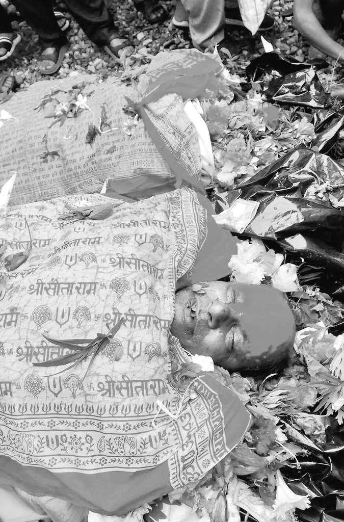baabajee's tweet image. श्रीमान्-श्रीमती एउटै चितामा !
आज बिहान सुर्खेतस्थित छिमेकी गाउँमा एउटा दुःखद घटना भो। व्यवसायिक पशुपालन गरिरहेका धनिराम आचार्य र उहाँकी धर्मपत्नीको करेन्ट लागेर निधन भयो। पशुका लागि मेशिनबाट घाँस काट्दै गर्दा यो दुःखद घटना भैदियो। बिजुलीको पहुँचसंगै यसको सुरक्षित प्रयोगको सचेतना…