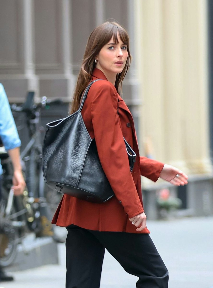 i’m obsessed with dakota johnson’s fashion sense.