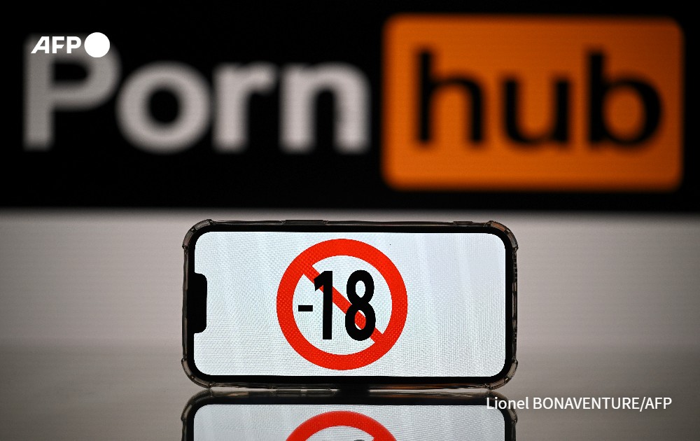 AFP's tweet image. New UK age verification measures to prevent children accessing harmful online content came into force on Friday, with campaigners hailing them a &quot;milestone&quot; in their years-long battle for stronger regulations. u.afp.com/SgPK