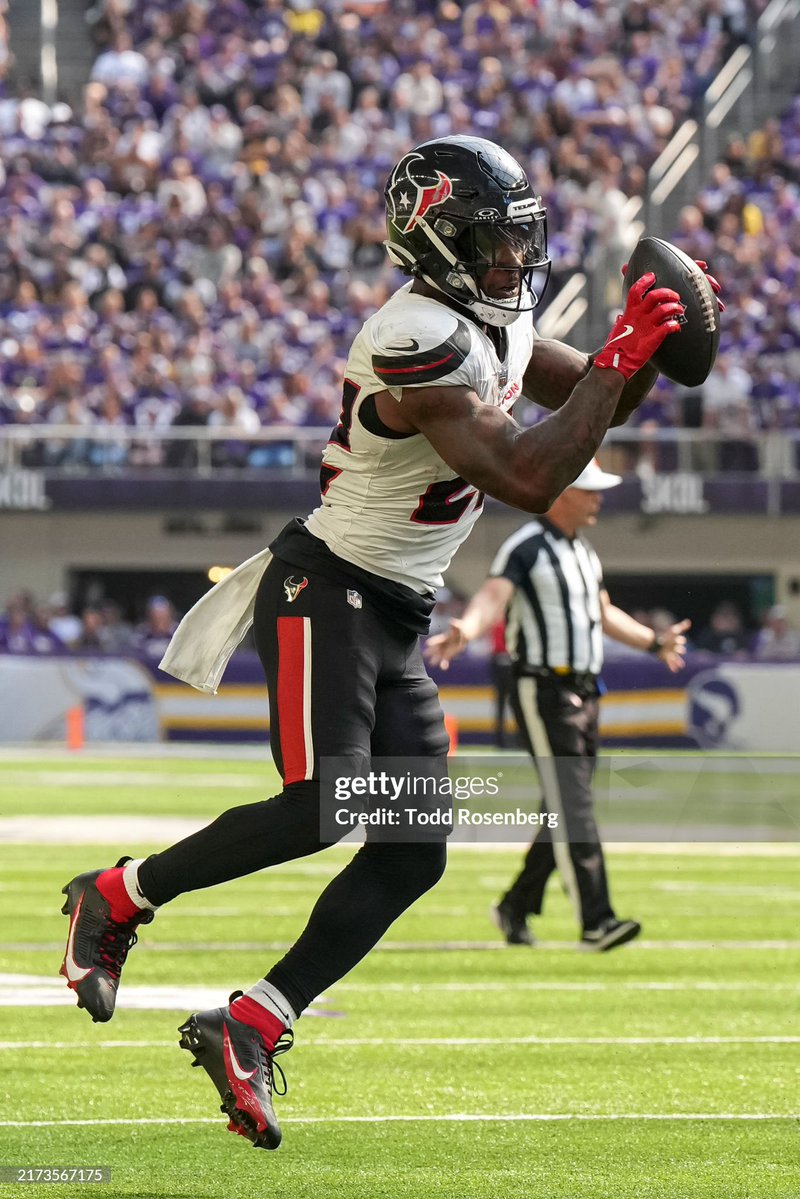 HelmetStalker's tweet image. Saints RB Cam Akers is using a Riddell SpeedFlex Precision Diamond with a CU-SF-2EG-SW-V-MS facemask and a SportStar Victory XD chinstrap paired with their Zip Straps; he used an SF-2EG-SW and an SF-2EG-SW-HD facemask with the Vikings and Texans in 2024.