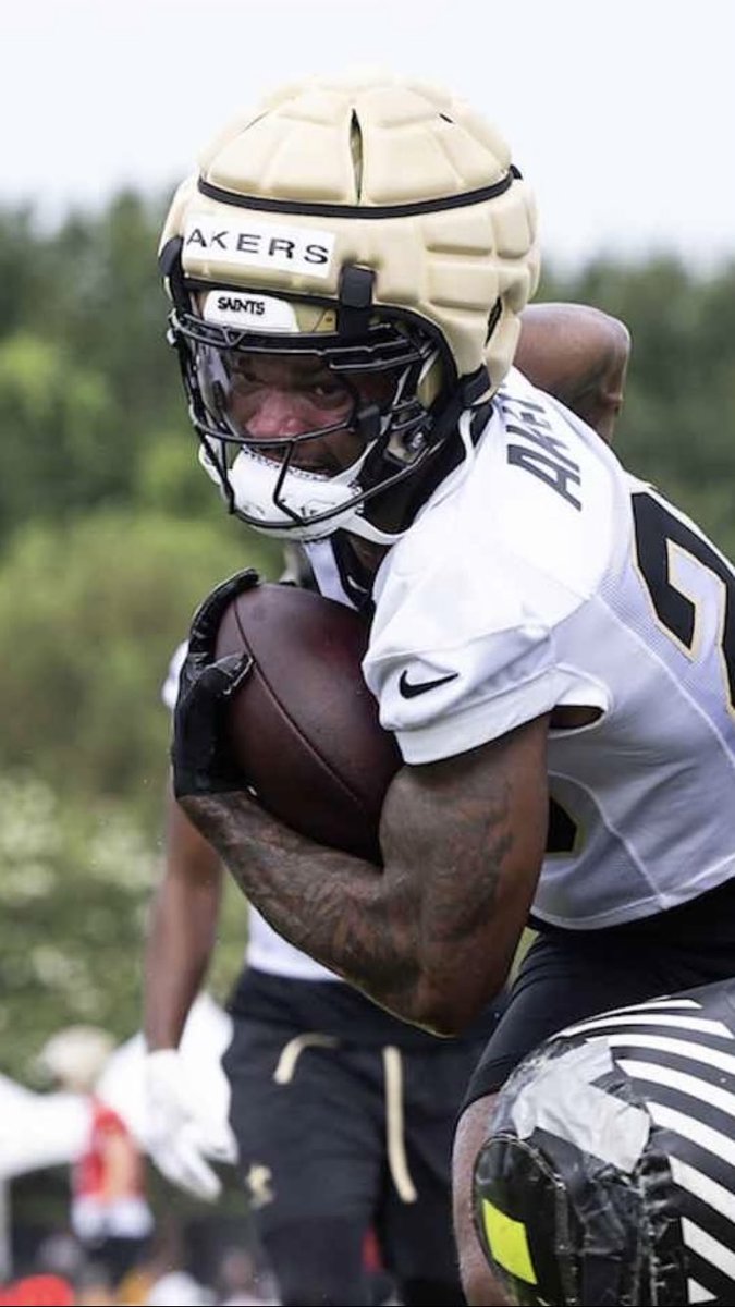 HelmetStalker's tweet image. Saints RB Cam Akers is using a Riddell SpeedFlex Precision Diamond with a CU-SF-2EG-SW-V-MS facemask and a SportStar Victory XD chinstrap paired with their Zip Straps; he used an SF-2EG-SW and an SF-2EG-SW-HD facemask with the Vikings and Texans in 2024.