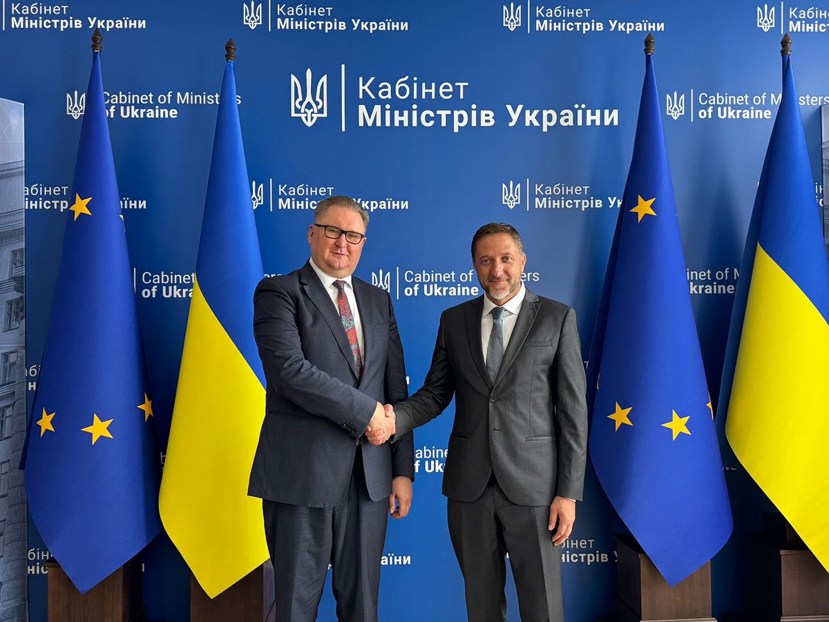 taraskachka's tweet image. We need to invest more in our bilateral ties w/partners. Great pleasure to meet 🇸🇮 @mfinance_gov_si Klemen Boštjančič in Kyiv. Discussed deepening economic & security cooperation & advancing Ukraine’s 🇪🇺 path. Briefed Slovenia colleagues on the new Presidential draft law to…