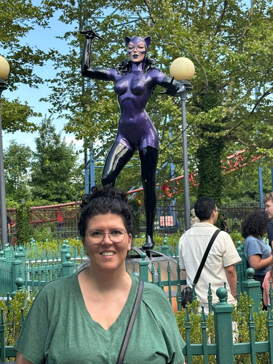 RealJimBalent's tweet image. SPECIAL THANKS TO… Erica Simone for sending me these photos of my Catty Art on the side of the ride and of the giant CATWOMAN statue wearing my Catwoman costume design at Six Flags amusement park in New England!!!
It looks like she had a CAT-TASTIC DAY!!!
Jim