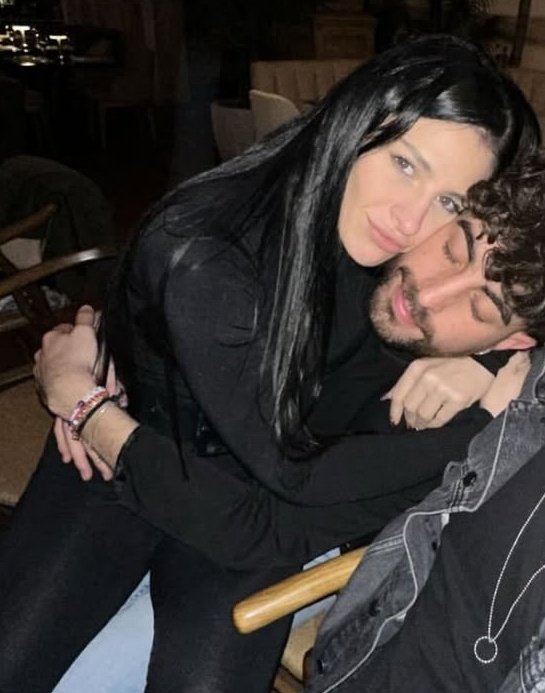 jess_2406's tweet image. Veo muchos twits de gente que se "baja" del fandom de Ulises porque esta con Chiara..
Y no dejo de preguntarme, eso es el amor para ustedes?
El amor se trata de aceptar, respetar y comprender al otro.. y estar ahi, presentes, apoyando aunque no estemos 100% de acuerdo 🤷🏻♀️
