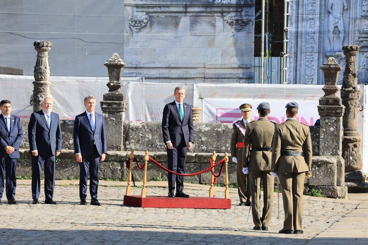 FUTER_ET's tweet image. La #BRILAT rinde honores en la plaza del Obradoiro de Santiago de Compostela, al Delegado de Su Majestad el Rey Felipe VI, Alfonso Rueda, presidente de la Xunta de Galicia, en la solemne y tradicional Ofrenda Nacional al Apóstol Santiago, patrón de España.
#SomostuEjército